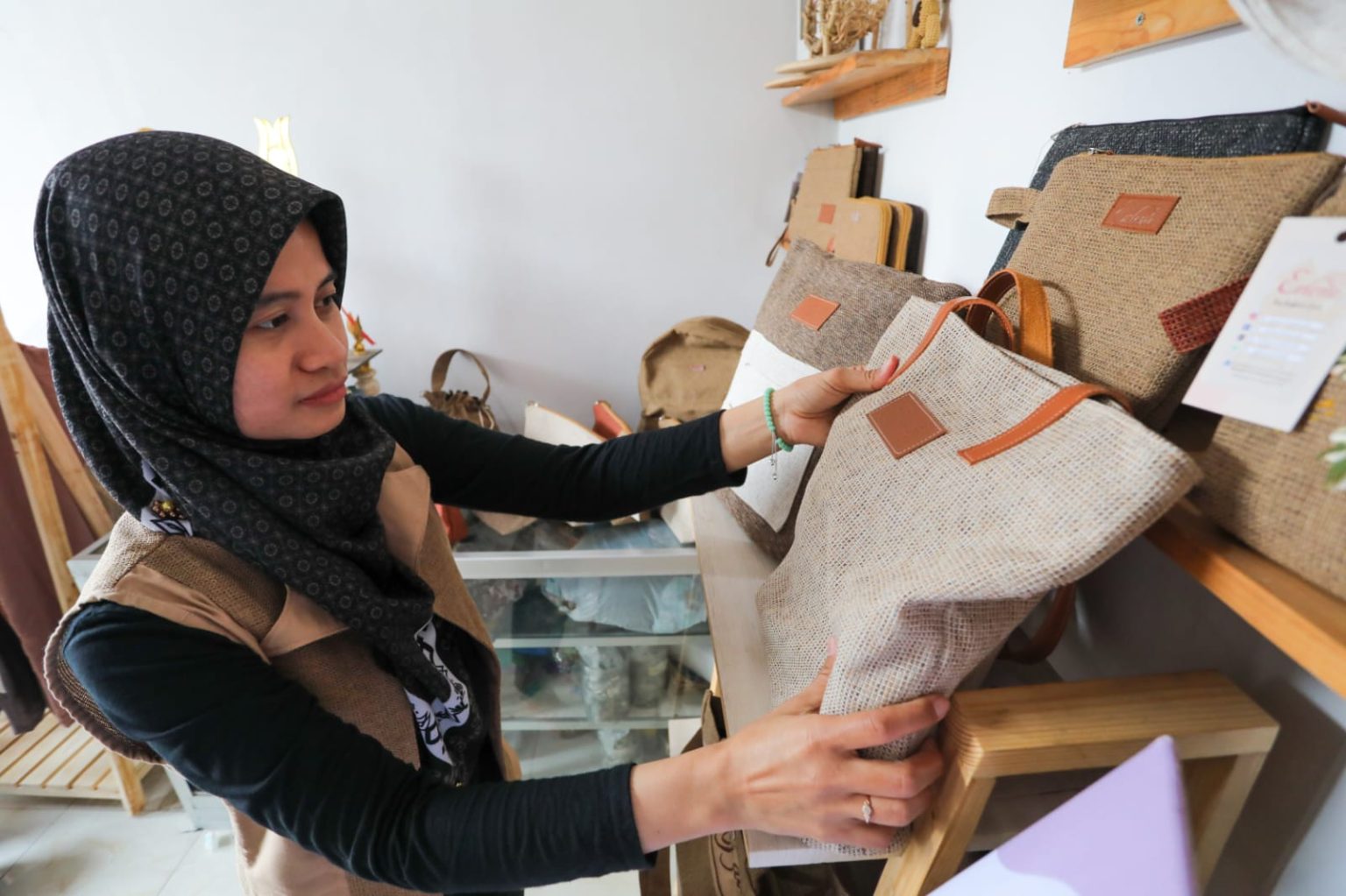 Olah Karung Goni Jadi Produk Sandal dan Tas, Erina Cahya Hasilkan Omzet Puluhan Juta per Bulan